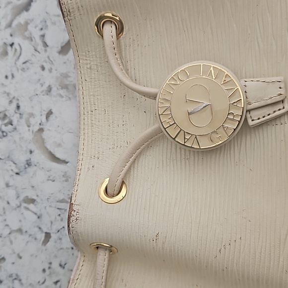 Valentino Garavani Elegant Cream Bucket Bag - Picture 8 of 13